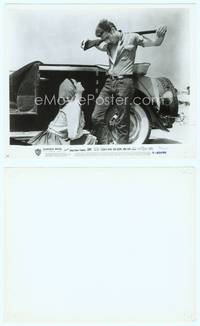 7b332 GIANT 8x10 still R63 classic image of Elizabeth Taylor standing under James Dean with gun!