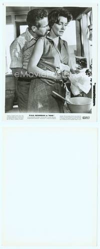 7b379 HUD 8x10 still '63 close up of Paul Newman nuzzling Patricia Neal in the kitchen!