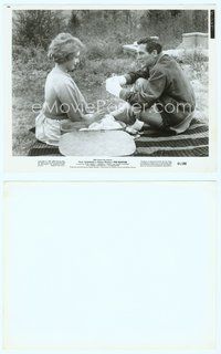 7b380 HUSTLER 8x10.25 still '61 Paul Newman with broken thumbs having picnic with Piper Laurie!
