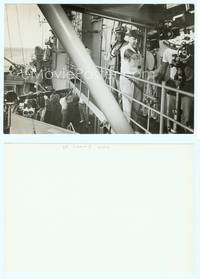 7b389 IN HARM'S WAY deluxe candid 6.5x9.75 still '65 Wayne with Preminger on ship deck with camera!