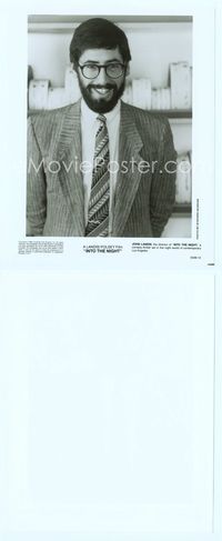 7b397 INTO THE NIGHT candid 8x10 still '85 great close up of director John Landis in suit & tie!