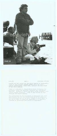 7b410 JAWS 2 candid 8x10 still '78 director Jeannot Szwarc directing from edge of pier!