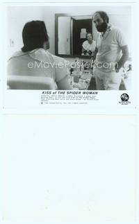 7b428 KISS OF THE SPIDER WOMAN candid 8x10 still '85 William Hurt talking to director Hector Babenco