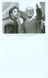7b431 KRULL candid 8x10 still #15 '83 director Peter Yates with star Ken Marshall on set!
