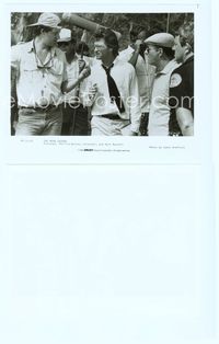 7b491 MEAN SEASON candid 8x10 still '85 director Phillip Borsos with star Kurt Russell on set!