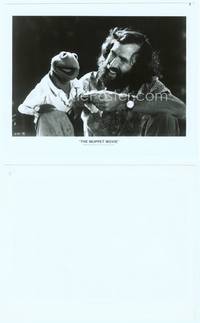 7b511 MUPPET MOVIE candid 8x10 still '79 best close up of smiling Jim Henson & Kermit the Frog!
