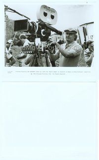 7b655 SPLIT IMAGE candid 8x10 still '82 director Ted Kotcheff behind camera lining up a shot!