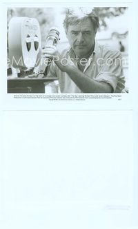 7b691 TOY candid 8x10 still #17 '82 close up of director Richard Donner behind movie camera!