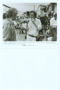 7b701 UNDER FIRE candid 8x10 still '83 director Roger Spottiswoode on set with Nick Nolte!