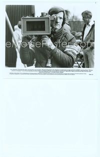 7b730 WHOSE LIFE IS IT ANYWAY candid 8x10 still '81 director John Badham looking into camera!