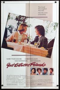 7e446 JUST BETWEEN FRIENDS 1sh '86 Mary Tyler Moore & Christine Lahti have lunch!