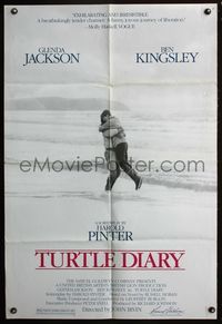 7e923 TURTLE DIARY 1sh '85 great image of Ben Kingsley & Glenda Jackson on the beach!