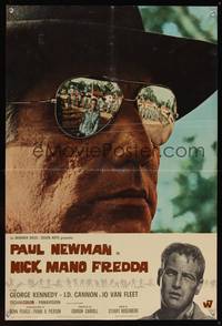 7g519 COOL HAND LUKE Italian photobusta '67 classic c/u of man w/no eyes looking at Paul Newman!