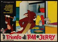 7g541 TOM & JERRY Italian photobusta '64 Jerry steals milk from fridge as Tom watches!