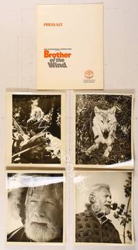 7j186 BROTHER OF THE WIND presskit '72 Leon Ames lives in Alaskan nature with wolves!