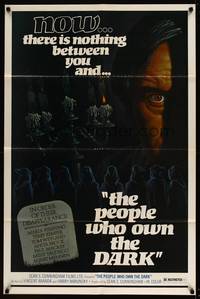 8b467 PEOPLE WHO OWN THE DARK 1sh '76 Spanish horror, there is nothing between you and them now!