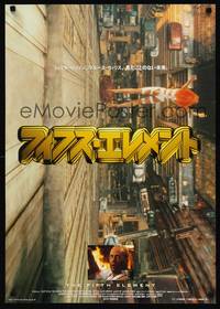 9a074 FIFTH ELEMENT Japanese '97 Bruce Willis, different image of Milla Jovovich jumping!