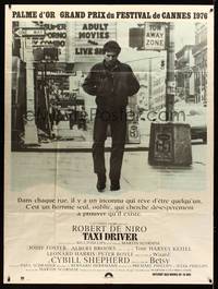 9e382 TAXI DRIVER French 1p '76 Martin Scorsese, classic image of Robert De Niro walking!