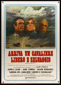 9e445 COMES A HORSEMAN Italian 1p '78 art of James Caan, Jane Fonda & Jason Robards in the sky!