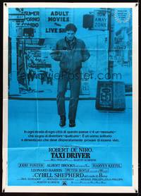 9e579 TAXI DRIVER Italian 1p R70s classic c/u of Robert De Niro walking, Martin Scorsese!