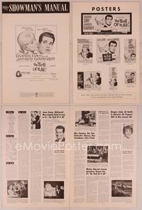 9f496 THRILL OF IT ALL pressbook '63 wonderful artwork of Doris Day kissing James Garner!