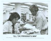 9g014 ALL THE PRESIDENT'S MEN 8x10.25 still '76 Hoffman & Robert Redford as Woodward & Bernstein!