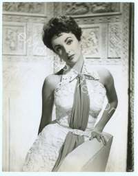 9g119 ELIZABETH TAYLOR 7.25x9.5 still '55 great full-length image in sexy dress with head tilted!