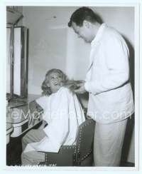 9g242 LADY FROM SHANGHAI candid 8x10 still '47 Rita Hayworth laughs w/Orson Welles about haircut!