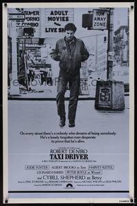 9v442 TAXI DRIVER int'l 1sh '76 classic c/u of Robert De Niro walking, Martin Scorsese!