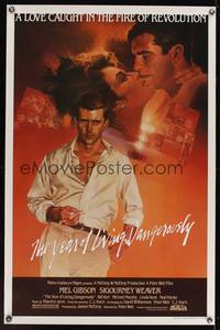 9v494 YEAR OF LIVING DANGEROUSLY 1sh '83 Peter Weir, great artwork of Mel Gibson by Stapleton!