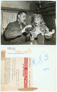9y041 BELL FOR ADANO 7.5x9.5 news photo '45 Gene Tierney takes lunchbox & eats between scenes!