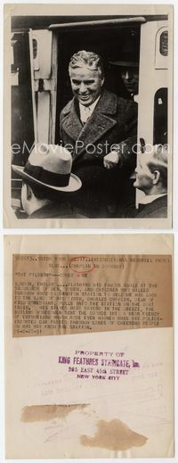9y086 CHARLIE CHAPLIN 6.25x8 news photo '31 great c/u being greeted on his return to England!