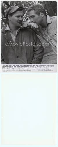 9y103 COOL HAND LUKE candid 7.5x9.75 still '67 c/u of Paul Newman on set with author Don Pierce!