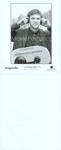 9y318 MAGNOLIA candid 8x10 still '99 director Paul Thomas Anderson listening to headphones!