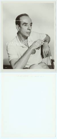 9y482 VINCENTE MINNELLI 8x10 still '40s seated portrait of the director with cigarette in hand!