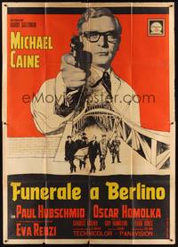 2e200 FUNERAL IN BERLIN Italian 2p '67 Michael Caine pointing gun, directed by Guy Hamilton!