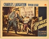 3d573 SIDEWALKS OF LONDON LC '40 Charles Laughton stands in street by Vivien Leigh reading paper!