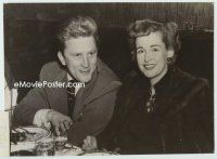 3r255 KIRK DOUGLAS candid 7x9.25 still '50s smiling with wife Diana, to dispel divorce rumors!