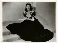 3s488 VIVIEN LEIGH 7.25x10 news photo '39 in great flowing black gown sitting on steps!