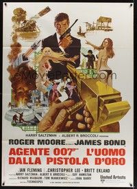 4a412 MAN WITH THE GOLDEN GUN Italian 1p '74 art of Roger Moore as James Bond by Robert McGinnis!