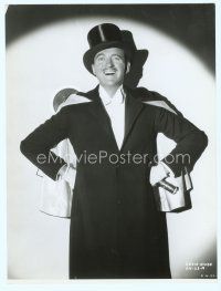 4j054 DAVID NIVEN deluxe 10.25x13.75 still '40s smiling wearing magician hat & cape in spotlight!