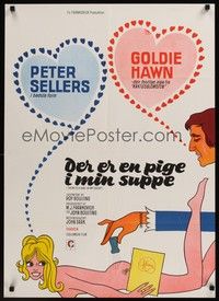 4v718 THERE'S A GIRL IN MY SOUP Danish '71 wacky different artwork of Peter Sellers & Goldie Hawn!