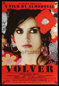 4w706 VOLVER DS 1sh '07 Pedro Almodovar, sexy Penelope Cruz surrounded by flowers!