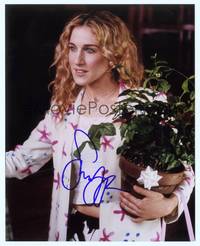 5g287 SARAH JESSICA PARKER signed color 8x10 REPRO '00s close up of the pretty star holding plant!