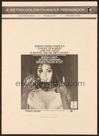 5j438 GHOSTS - ITALIAN STYLE pressbook '68 Questi fantasmi, sexy Sophia Loren close up!