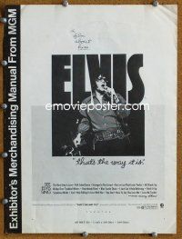 5j359 ELVIS: THAT'S THE WAY IT IS pressbook '70 great image of Presley singing on stage!