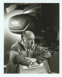 6a024 ALFRED HITCHCOCK deluxe candid 8x10 still '50s c/u of the director by a VistaVision camera!