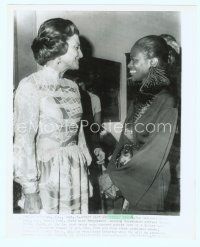 6a103 CICELY TYSON 8x10 news photo '70s great c/u of the actress meeting First Lady Betty Ford!