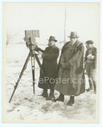 6a129 D.W. GRIFFITH candid 8x10 still '20s the legendary director in the snow with his cameraman!