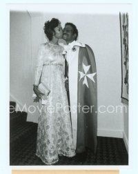 6a488 SAMMY DAVIS JR 7x9.25 news photo '74 in ceremonial robe with his wife before being knighted!
